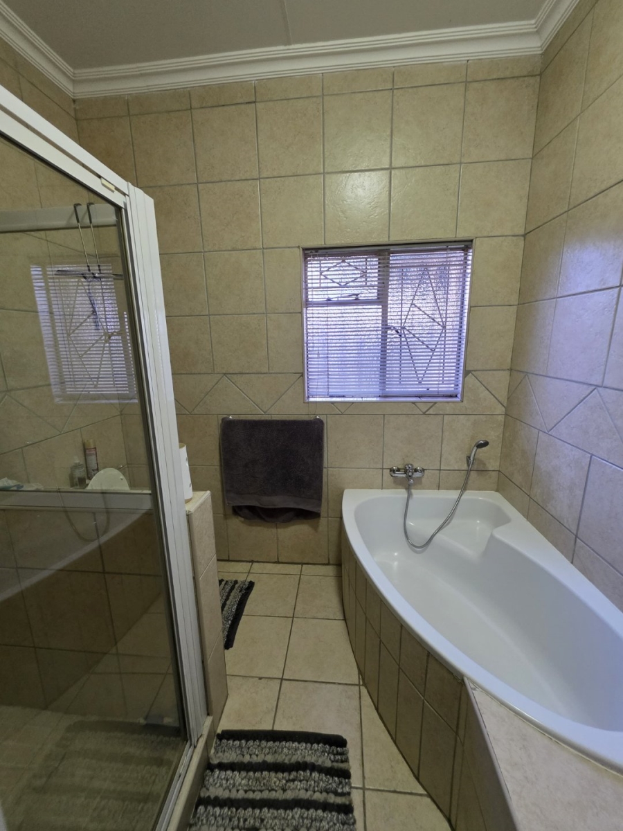 5 Bedroom Property for Sale in Meiringspark North West